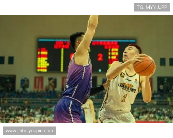 奥利弗精准回传弧顶 鄢手骐轻松命中空位三分助力球队反击