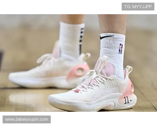 森林狼官方社媒展示爱德华兹新战靴AE2引发球迷热议是否比第一代更出色